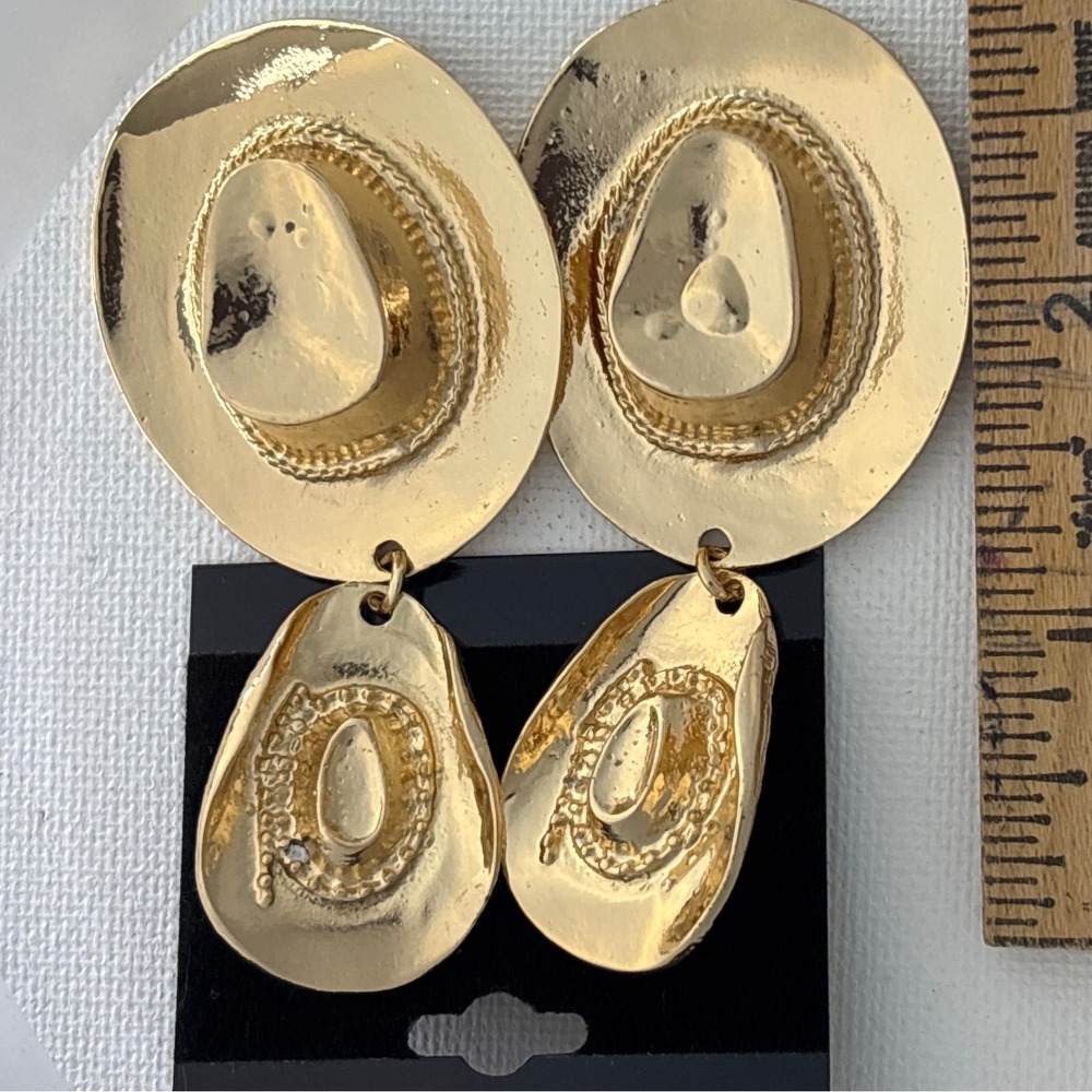 Earrings Gold Tone Metal Cowboy Hat Western Drop Dangle Post Back New - Picture 3 of 3